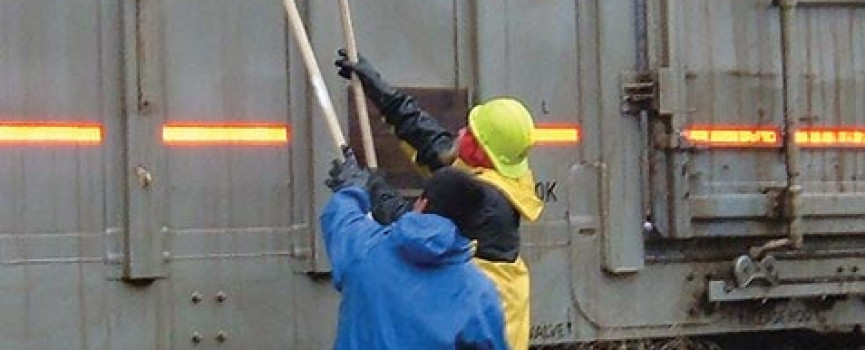 Washing the axle boxes of coach and freight cars